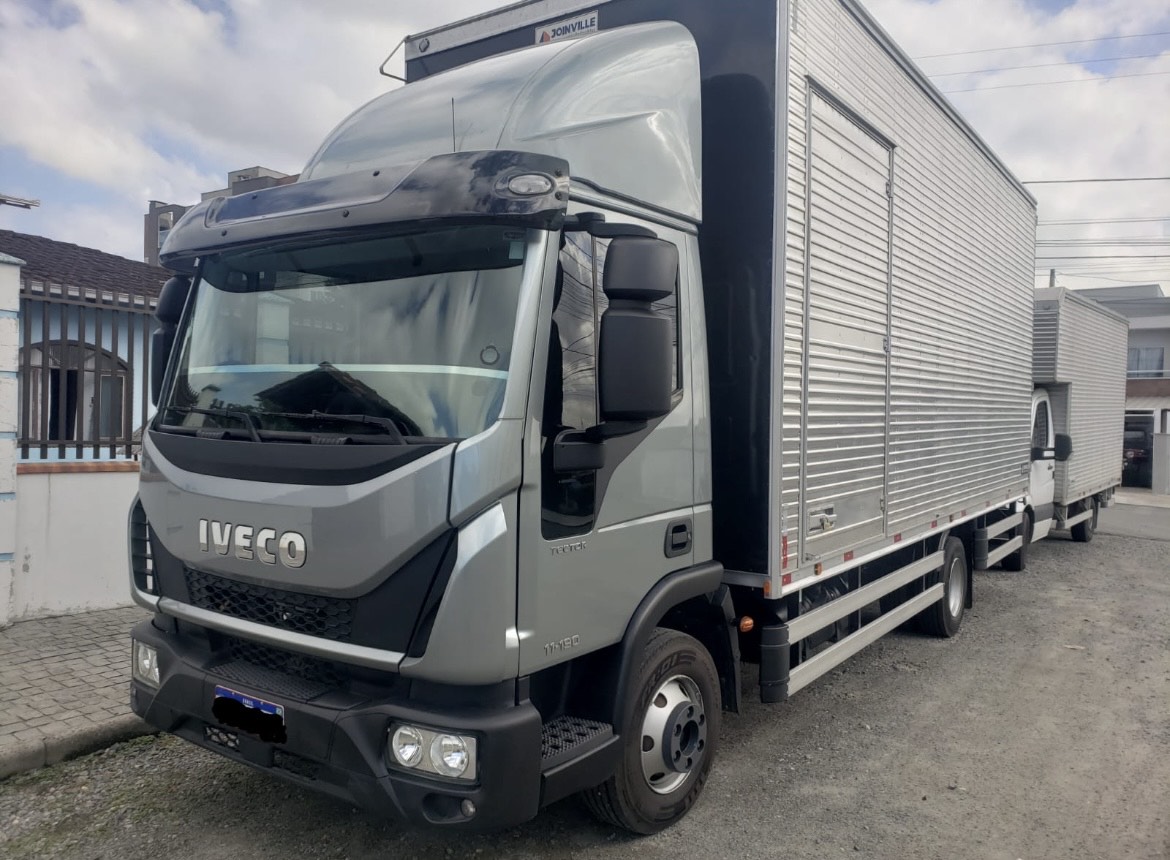 Caminhão baú Contagem para Curitiba